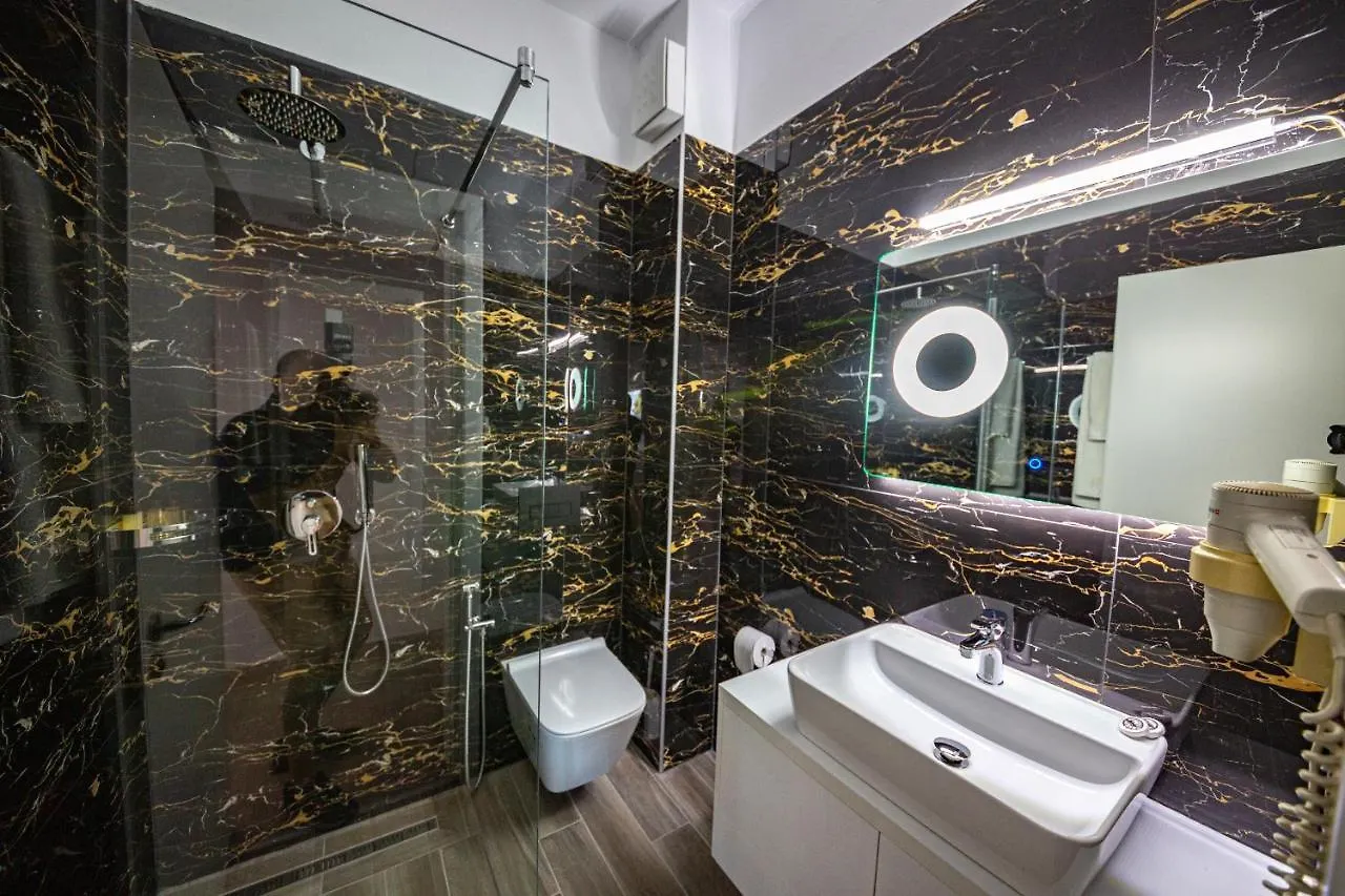 New Heaven Hotel Σαράντα 4*,