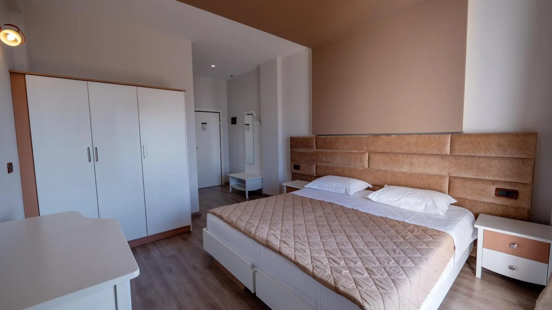 New Heaven Hotel Sarandë 4*,