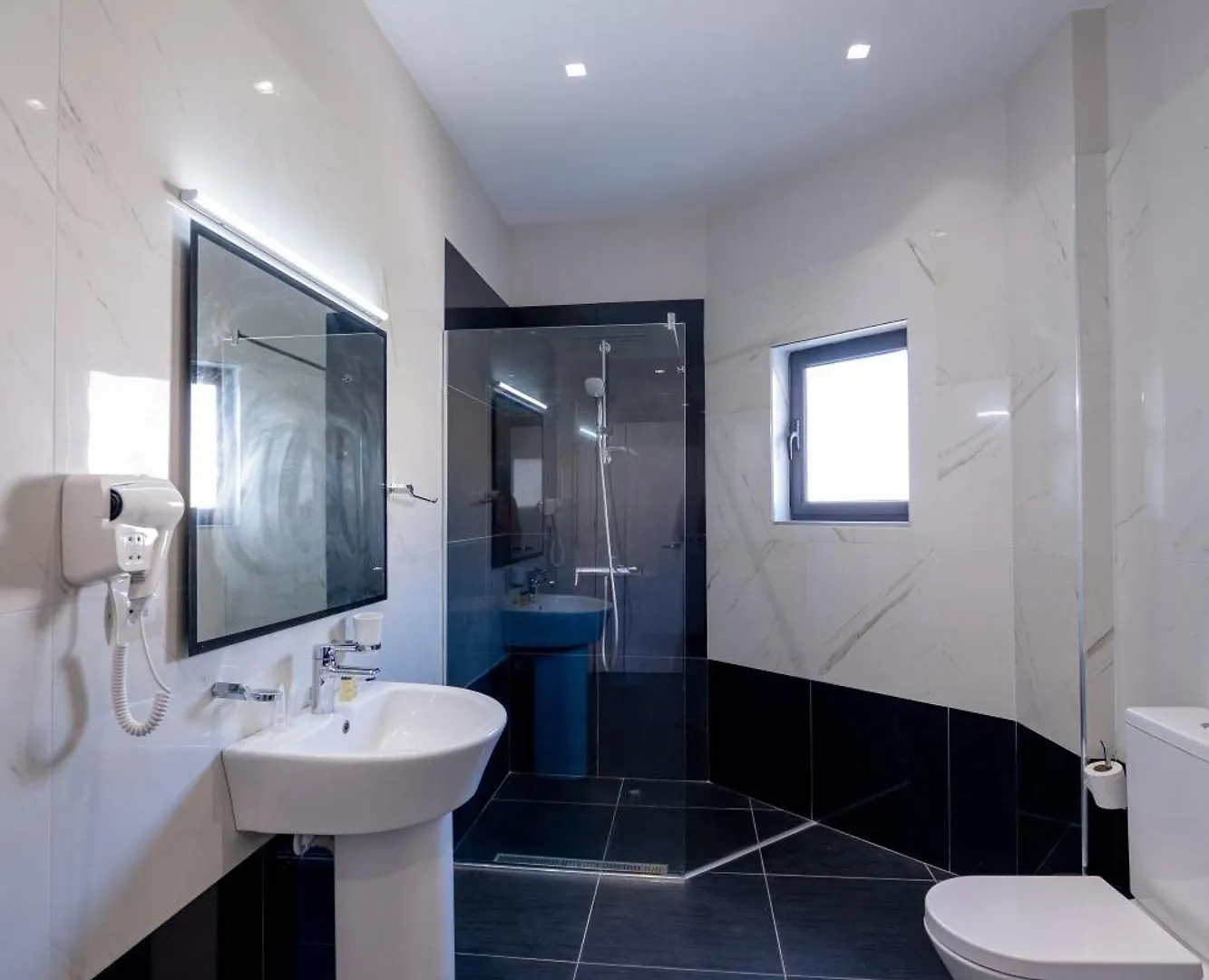 New Heaven Hotel Sarandë 4*,  Albanien
